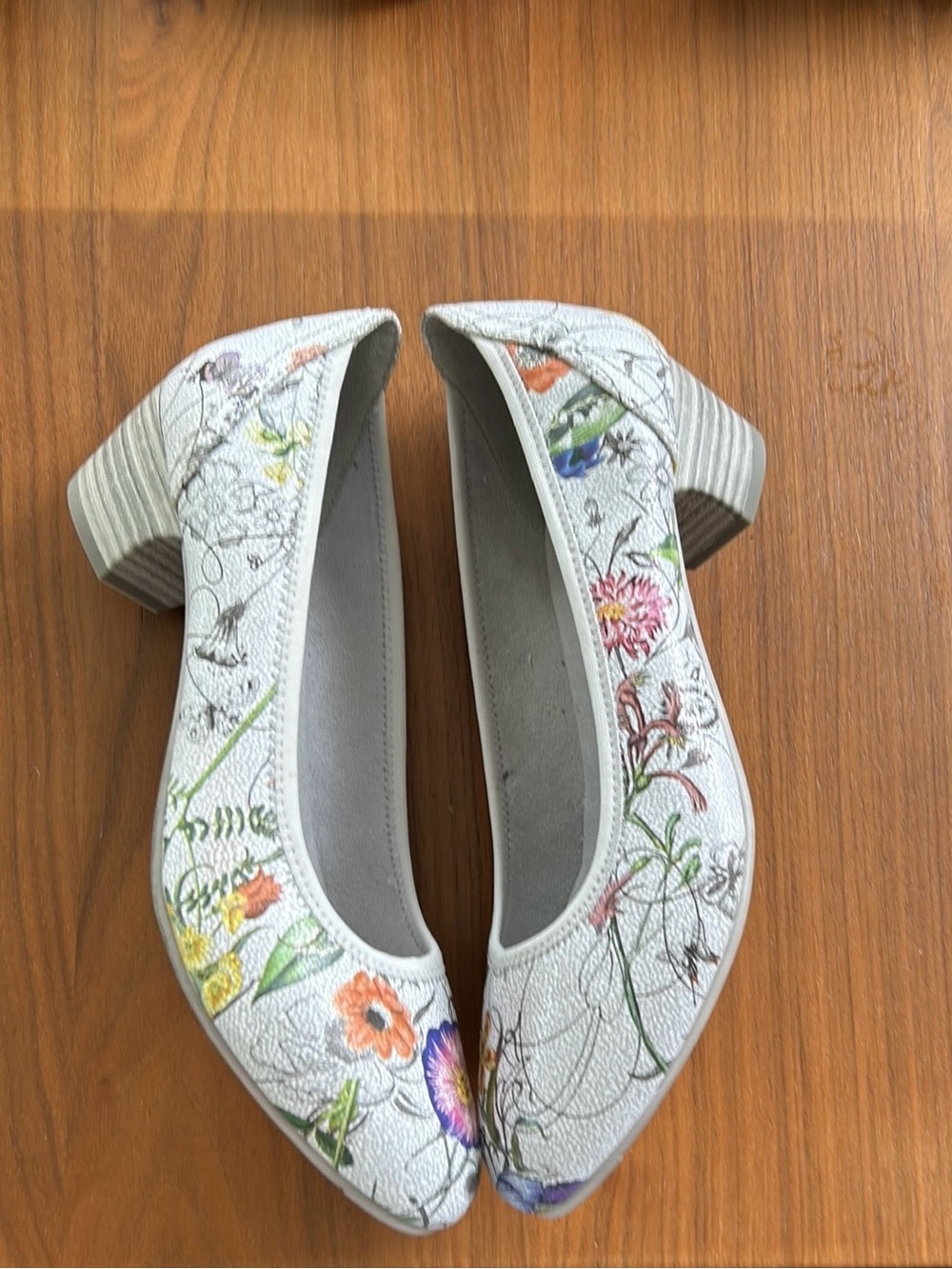 Gray floral pumps - Picture 6 of 10